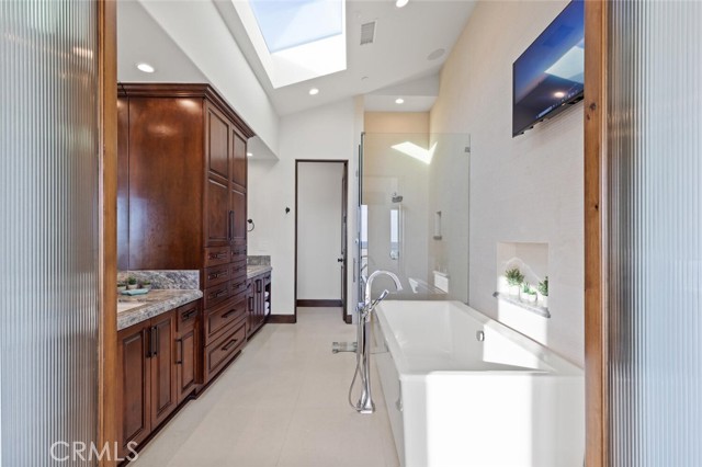 310 E Oceanfront, Newport Beach CA: https://media.crmls.org/medias/3a418e17-3270-4806-a050-43c20a78e279.jpg