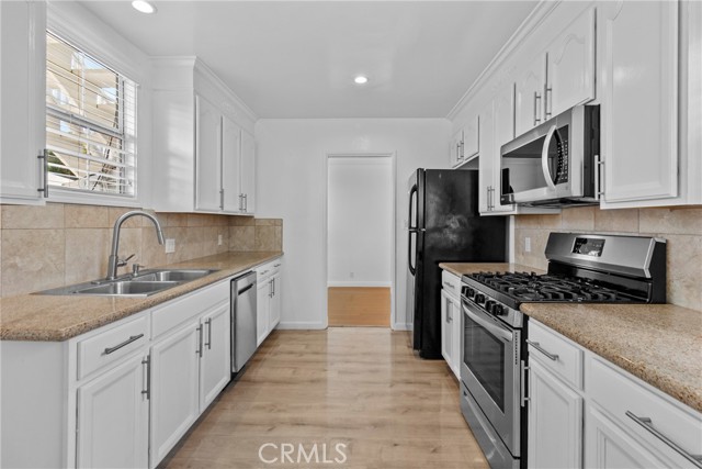 12753 Oxnard St, North Hollywood CA: https://media.crmls.org/medias/3a42a535-8885-4ba8-9e6b-1f9005173f48.jpg