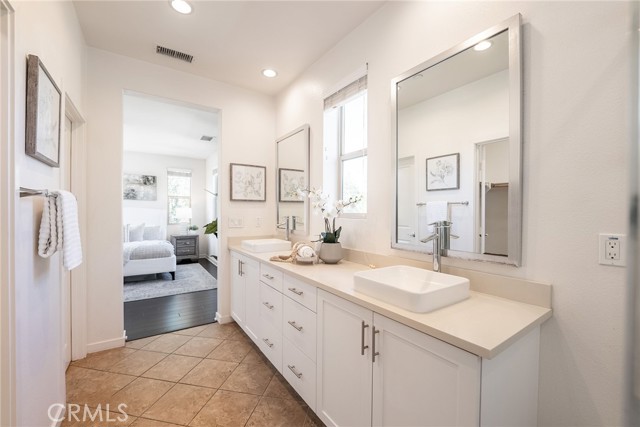 15 Clover, Lake Forest CA: https://media.crmls.org/medias/3a489cbf-6f32-46dd-97a1-9e4f7d59e098.jpg