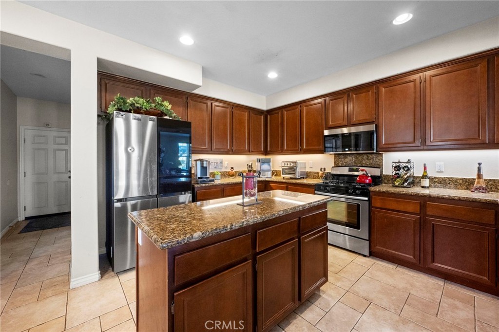 https://media.crmls.org/medias/3a4a7dc4-705d-4279-a2ba-9e4eb5563545.jpg?preset=X-Large