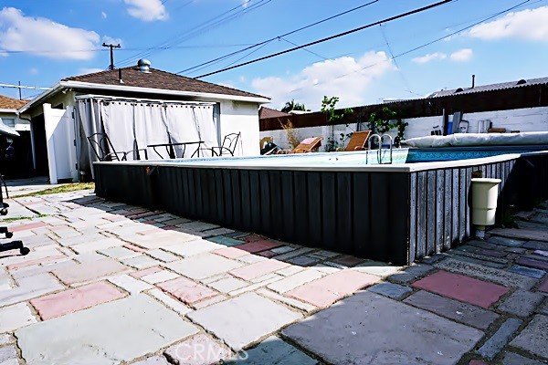 the vinyl in-ground pool lhas potencial for ADU