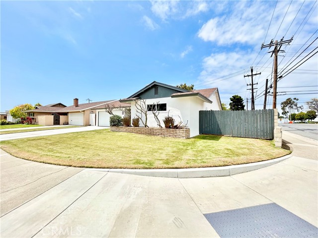 Detail Gallery Image 2 of 23 For 16501 Rhone Ln, Huntington Beach,  CA 92647 - 4 Beds | 2 Baths