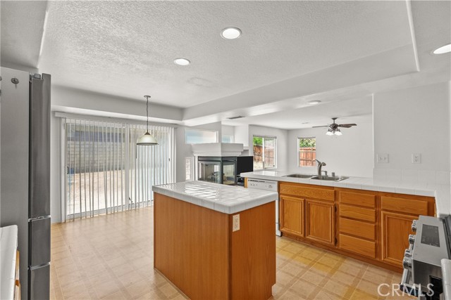 Detail Gallery Image 13 of 39 For 5564 Capri Ct, Palmdale,  CA 93552 - 6 Beds | 3 Baths