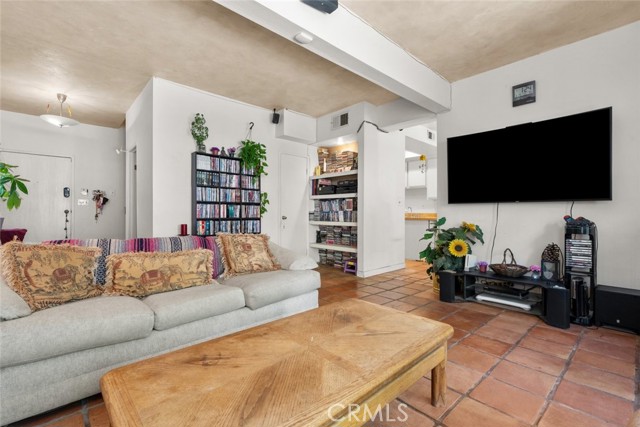 Detail Gallery Image 8 of 34 For 10831 Roycroft St #8,  Sun Valley,  CA 91352 - 3 Beds | 3 Baths