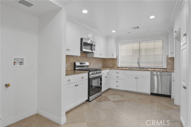 Detail Gallery Image 4 of 13 For 7460 Cypress Ave, Fontana,  CA 62336 - 3 Beds | 1 Baths