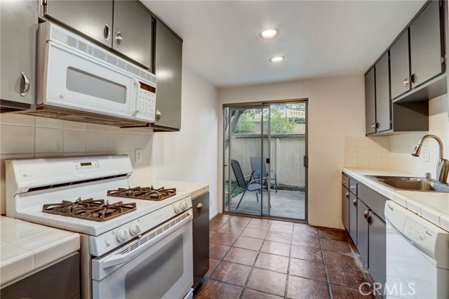 Detail Gallery Image 15 of 62 For 18130 Andrea Cir #1,  Northridge,  CA 91325 - 3 Beds | 2/1 Baths