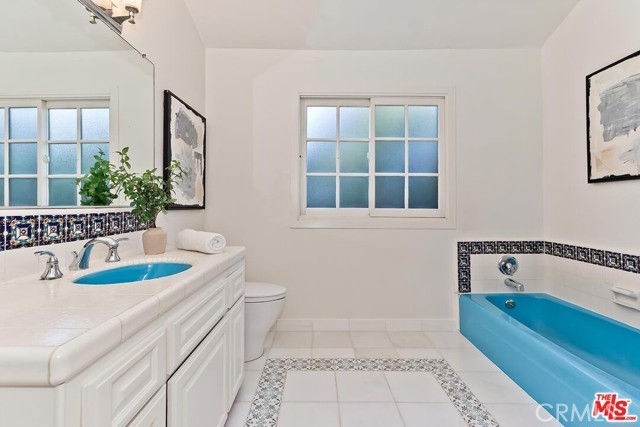 Detail Gallery Image 18 of 29 For 384 N Bonhill Rd, Los Angeles,  CA 90049 - 3 Beds | 3/2 Baths