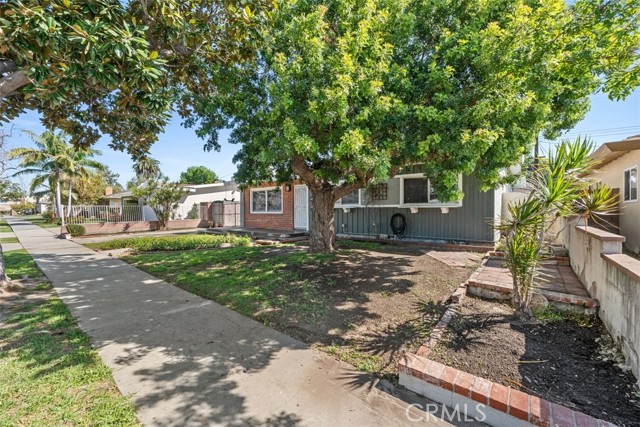 Detail Gallery Image 3 of 12 For 412 S Fann, Anaheim,  CA 92804 - 4 Beds | 2 Baths