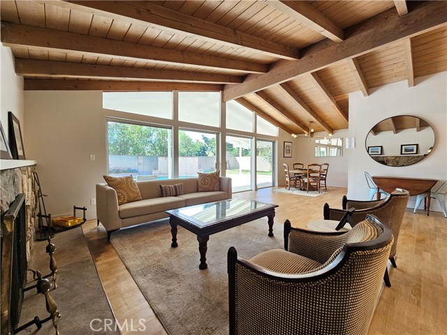 Detail Gallery Image 6 of 26 For 17530 Tuba St, Northridge,  CA 91325 - 4 Beds | 2/1 Baths