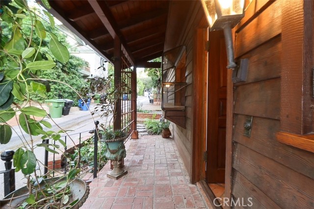 Detail Gallery Image 2 of 36 For 9860 Yoakum Dr, Beverly Hills,  CA 90210 - 1 Beds | 2 Baths