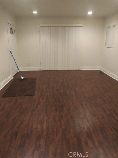 8463 S Halldale Avenue, Los Angeles CA: https://media.crmls.org/medias/3a5f5502-81c6-4be1-8507-e980a816045c.jpg