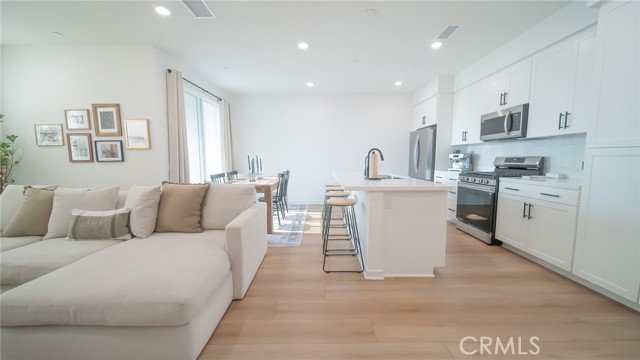17952 Seaglass Drive, Huntington Beach CA: https://media.crmls.org/medias/3a69becd-ec96-4fd9-9592-06b8f8b204d9.jpg