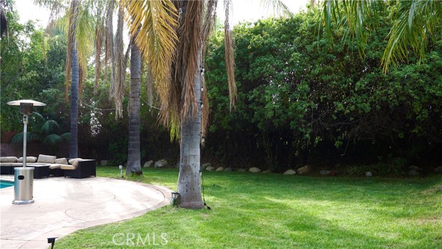 925 Sherlock Dr, Burbank CA: https://media.crmls.org/medias/3a7340be-a760-4873-aaec-41387f24b588.jpg