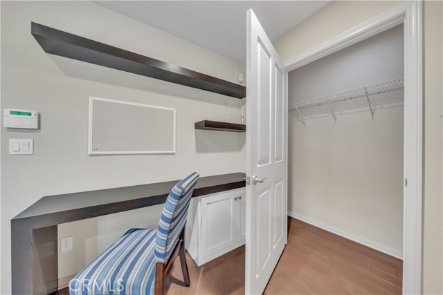 Detail Gallery Image 4 of 26 For 14102 W Chapparel Ln, Van Nuys,  CA 91405 - 2 Beds | 2/1 Baths