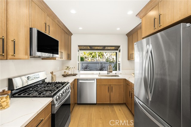 11 Thunder Trail, Irvine CA: https://media.crmls.org/medias/3a76ebf5-b9c8-4156-a43a-3718a622a6fa.jpg