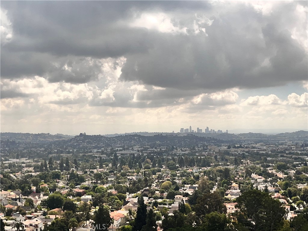 https://media.crmls.org/medias/3a77e825-f21e-41db-9d7b-24c655a33d2e.jpg?preset=X-Large