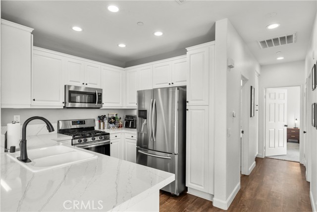 Detail Gallery Image 11 of 28 For 27262 Riverview, Valencia,  CA 91354 - 2 Beds | 2 Baths