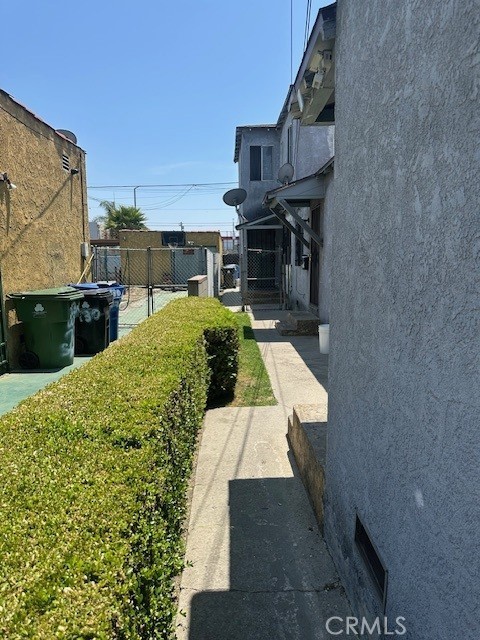 932 W 71st Street, Los Angeles CA: https://media.crmls.org/medias/3a79a3c2-6962-49b4-917a-3824e7707896.jpg