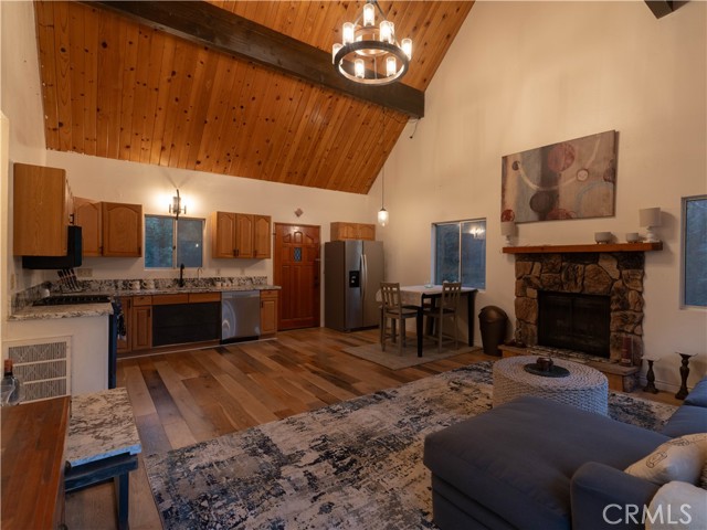 Detail Gallery Image 14 of 28 For 467 Cimarron Ln, Lake Arrowhead,  CA 92352 - 4 Beds | 2 Baths