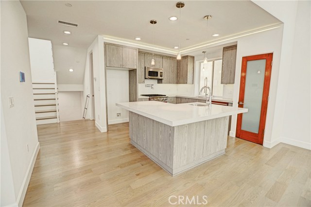 BREAKFAST BAR / ISLAND WITH PREP SINK