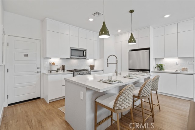 Detail Gallery Image 5 of 14 For 2378 Channel Dr #104,  Ventura,  CA 93003 - 3 Beds | 2/1 Baths
