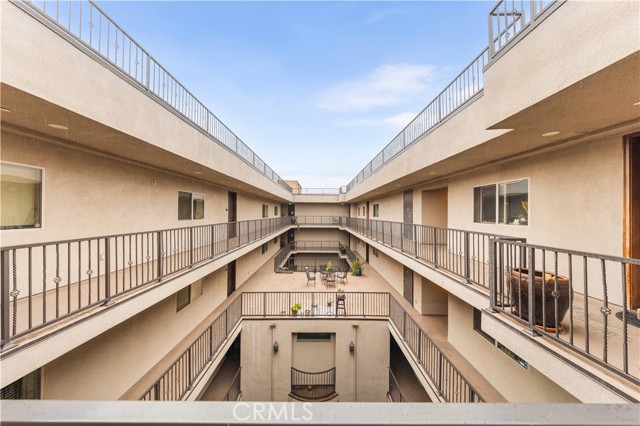 Detail Gallery Image 8 of 53 For 11218 Camarillo St #404,  Toluca Lake,  CA 91602 - 3 Beds | 3 Baths