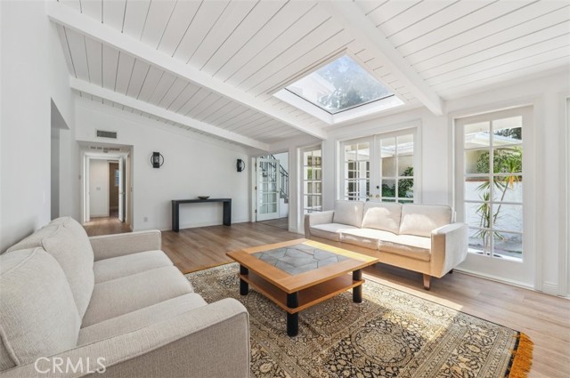 Detail Gallery Image 5 of 23 For 4950 Dunman Ave, Woodland Hills,  CA 91364 - 5 Beds | 3 Baths