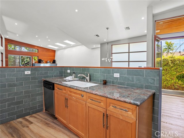 5762 Andasol Avenue, Encino CA: https://media.crmls.org/medias/3a80bd00-23a2-4306-a75f-e6cdee9eee63.jpg