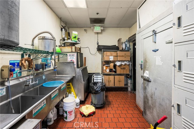 200 Main, Huntington Beach CA: https://media.crmls.org/medias/3a834be9-1295-4cf9-95f0-eb55aa2c4727.jpg