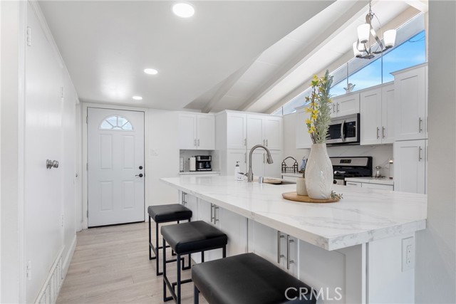 Detail Gallery Image 4 of 36 For 10824 Groveside Ave, Whittier,  CA 90603 - 4 Beds | 2 Baths
