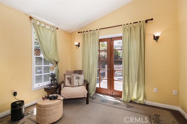22046 Buena Ventura Street, Woodland Hills CA: https://media.crmls.org/medias/3a8bbf86-afdc-430c-a871-23b1abd84743.jpg