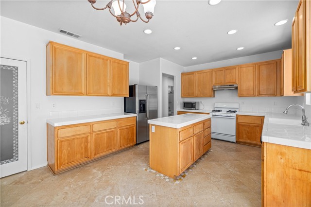 Detail Gallery Image 7 of 29 For 39221 Chantilly Ln, Palmdale,  CA 93551 - 5 Beds | 4 Baths