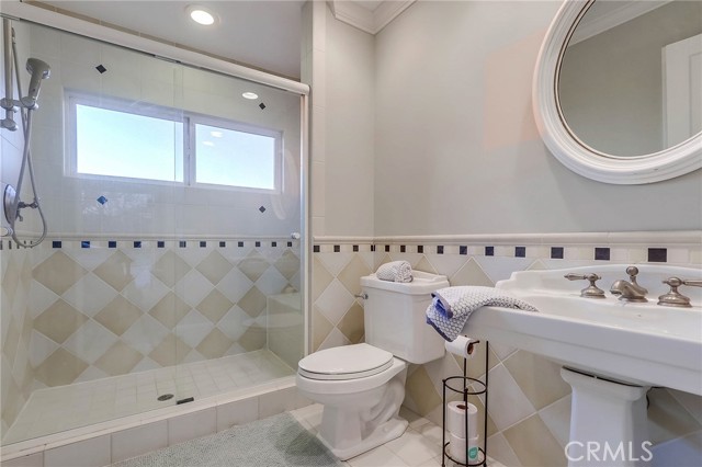 407 Mendoza Terrace, Corona del Mar CA: https://media.crmls.org/medias/3a8fbadf-a44b-420b-943b-33d09d9af9b6.jpg