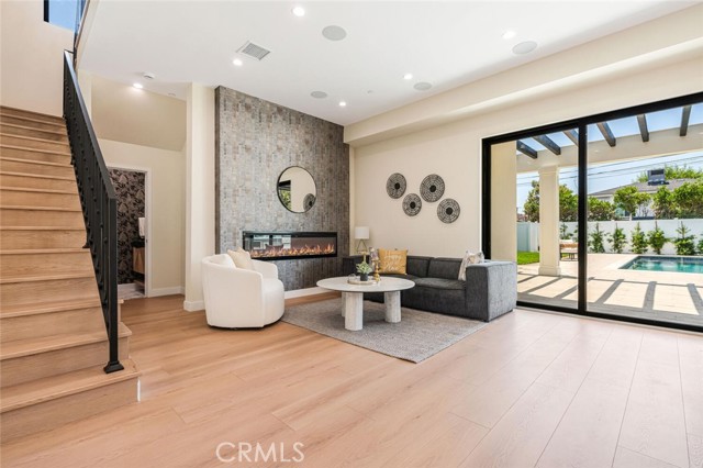521 N Sparks Street, Burbank CA: https://media.crmls.org/medias/3a90af7f-f394-4b10-849b-42bd1a729efa.jpg