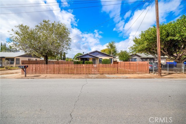 725 Michigan Avenue, Beaumont CA: https://media.crmls.org/medias/3a92dd0f-9cc8-4447-8b1e-63847ec2c077.jpg