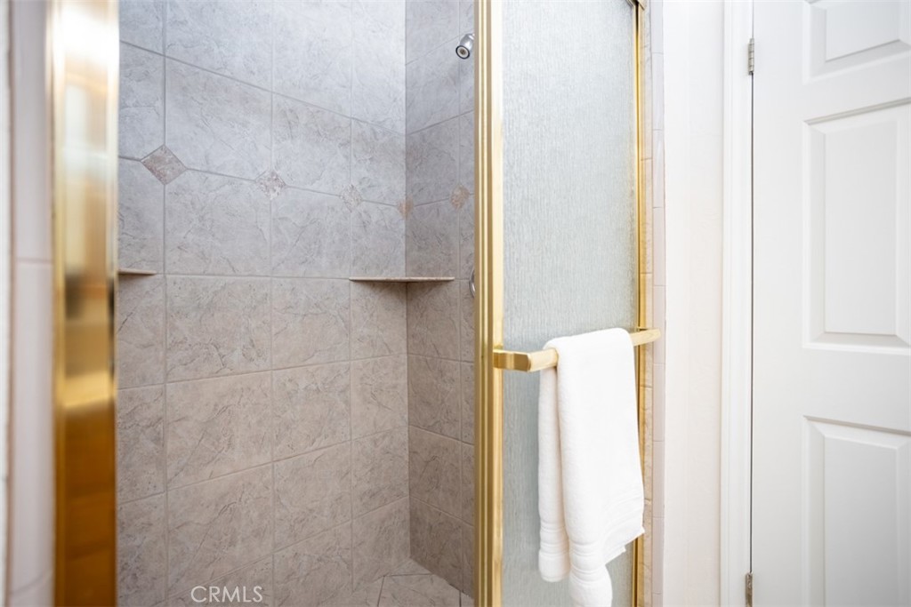 https://media.crmls.org/medias/3a98d2e9-30cb-4f90-aac2-ad27db943786.jpg?preset=X-Large