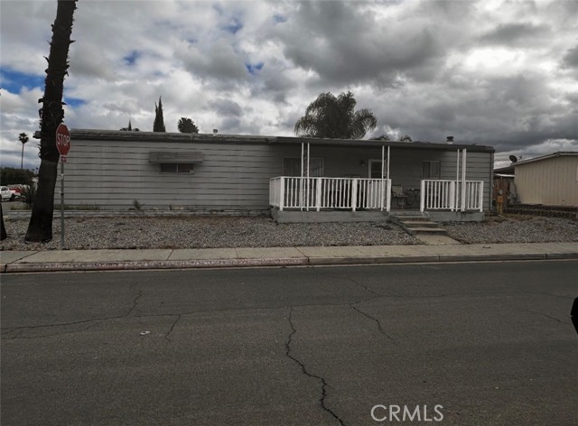 1797 W Johnston, Hemet CA: https://media.crmls.org/medias/3a9d6be1-b81a-41c8-b556-03413d0d81da.jpg