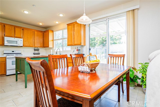 15138 Holiday Drive, Fontana CA: https://media.crmls.org/medias/3aa2175f-32c4-499c-a2c9-1e6687b3cfee.jpg