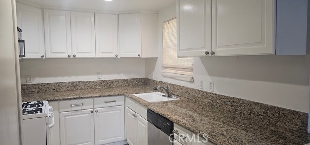 Detail Gallery Image 5 of 18 For 1085 Circle City Dr #202,  Corona,  CA 92879 - 2 Beds | 2 Baths