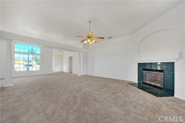 Detail Gallery Image 7 of 32 For 10722 Rodeo Rd, Oak Hills,  CA 92344 - 5 Beds | 2/1 Baths