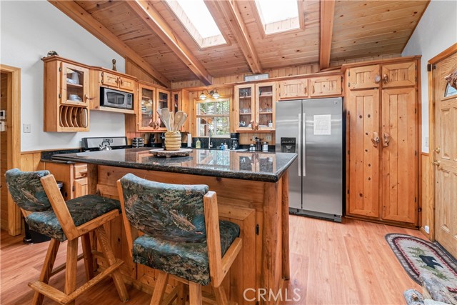 Detail Gallery Image 11 of 34 For 40356 Cliff Ln, Big Bear Lake,  CA 92315 - 2 Beds | 2 Baths