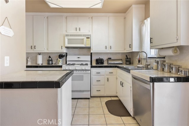 1992 Raymond Avenue, Signal Hill CA: https://media.crmls.org/medias/3aa5e95d-55aa-465f-8cbe-a9c0eb0d54e8.jpg