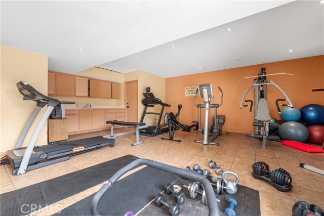 Image 29 of 33 For 5257 Radford Ave  101