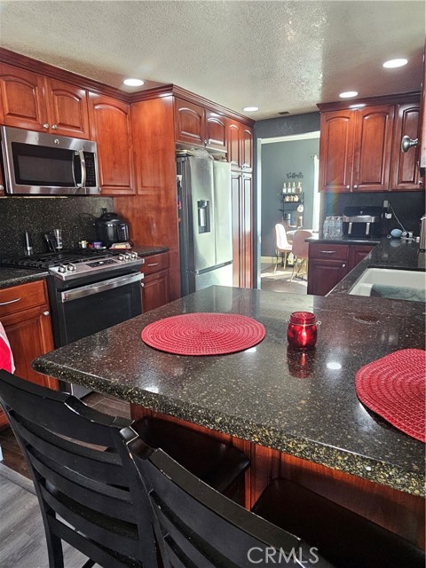 Detail Gallery Image 4 of 21 For 4311 Glenroy Ct, Jurupa Valley,  CA 92509 - 5 Beds | 3 Baths