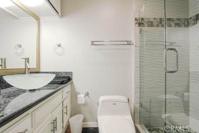 Detail Gallery Image 10 of 19 For 200 Mcneil Ln #102,  Newport Beach,  CA 92663 - 2 Beds | 2 Baths