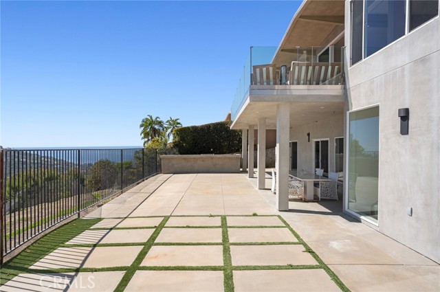 2085 Temple Hills Drive, Laguna Beach CA: https://media.crmls.org/medias/3ab031fb-51ed-41f8-8ab3-72f3f81c57c2.jpg