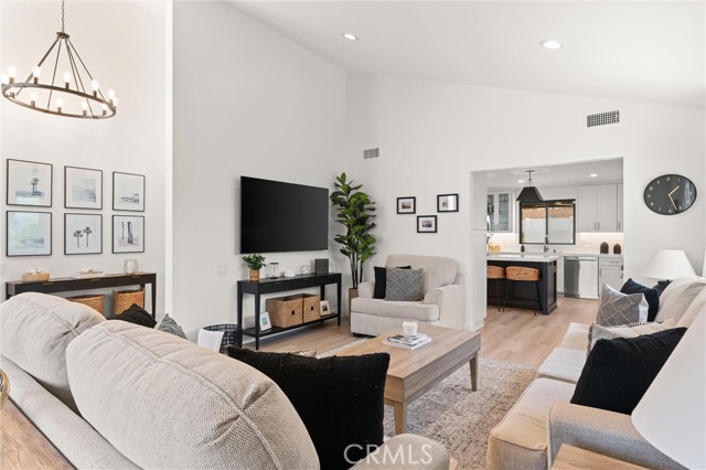 19582 Summer Breeze Lane, Huntington Beach CA: https://media.crmls.org/medias/3ab05bff-f714-421d-aed4-b2bf8c16eb16.jpg