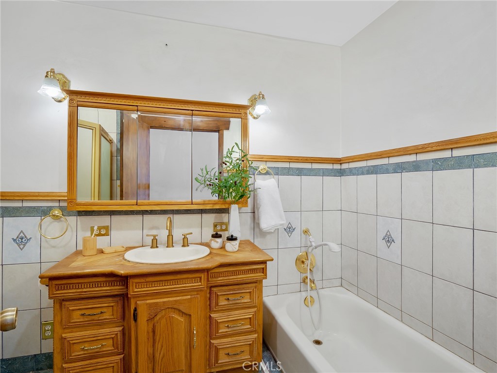 https://media.crmls.org/medias/3ab13710-c993-4ca2-9b0b-a18de686ae9a.jpg?preset=X-Large
