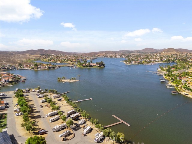 21 Via Del Renal Court, Lake Elsinore CA: https://media.crmls.org/medias/3ab31af2-ff1b-4f72-aeb8-48f4fbe6778f.jpg