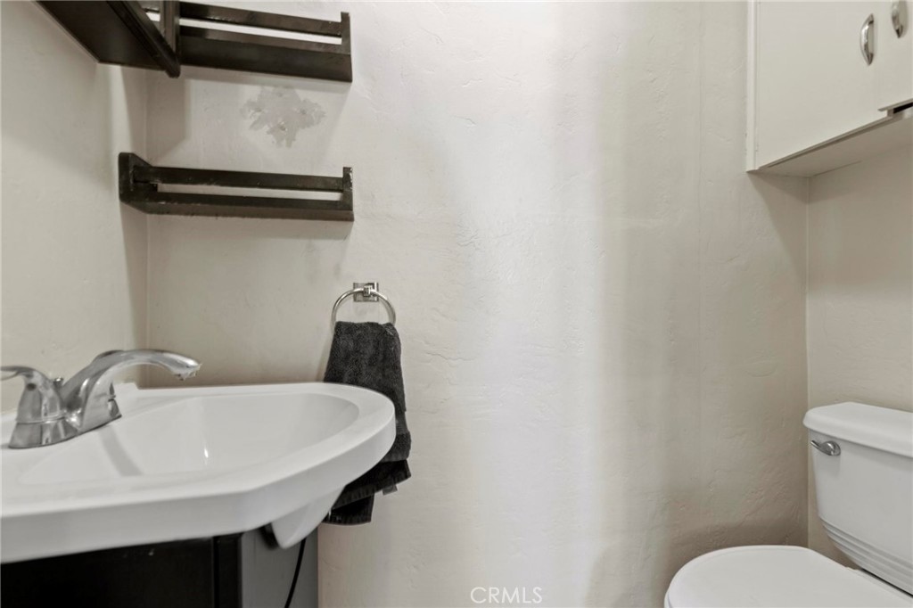 https://media.crmls.org/medias/3ab33a0b-7bcf-488f-a22a-1215101012b2.jpg?preset=X-Large